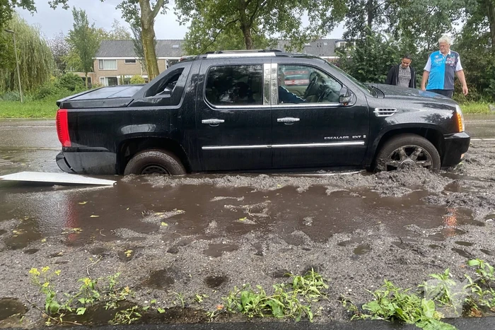 Chevrolet pickup komt vast te zitten in blubber