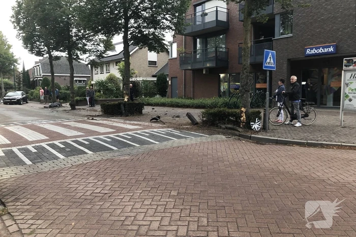 Enorme schade na crash bij oversteekplaats