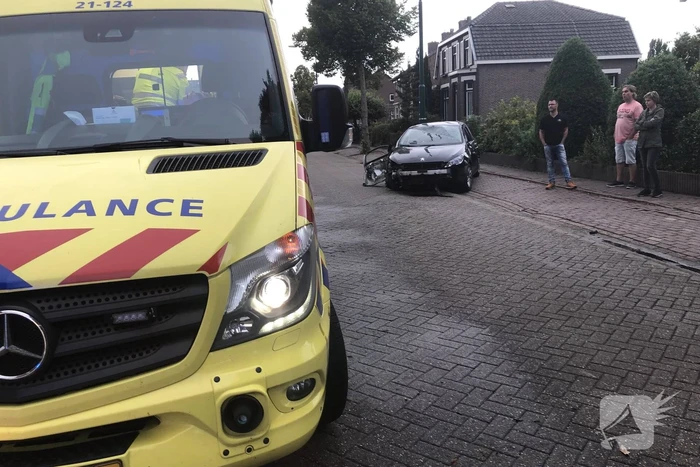 Enorme schade na crash bij oversteekplaats