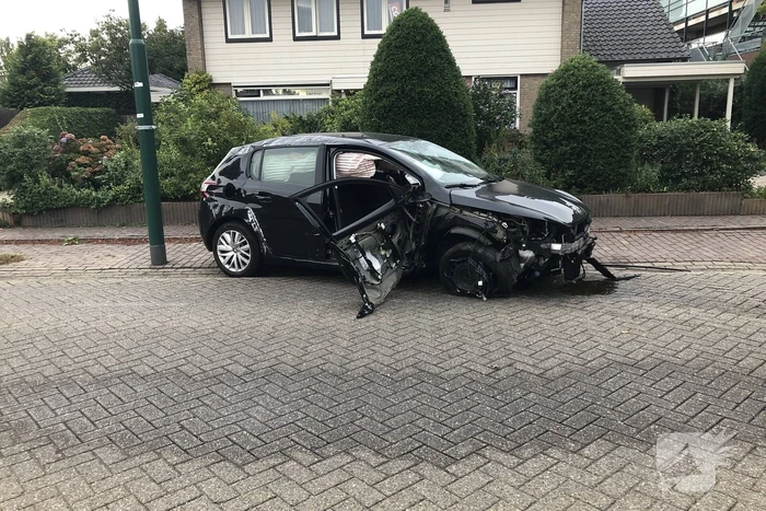 Enorme schade na crash bij oversteekplaats