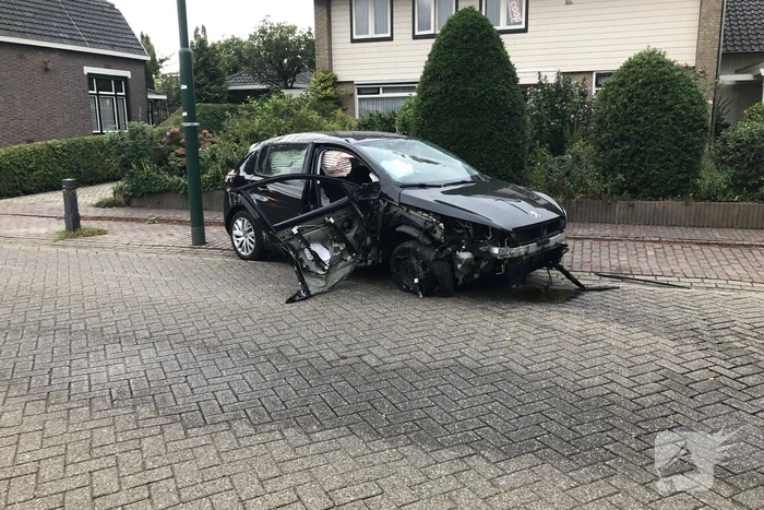 Enorme schade na crash bij oversteekplaats
