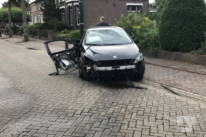 Enorme schade na crash bij oversteekplaats