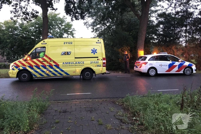 Auto raakt van de weg en belandt in sloot