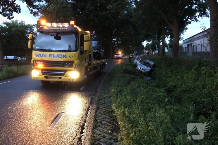Auto raakt van de weg en belandt in sloot