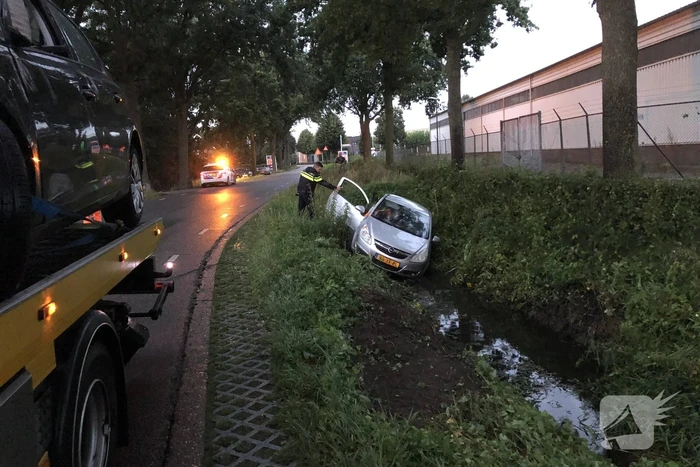 Auto raakt van de weg en belandt in sloot