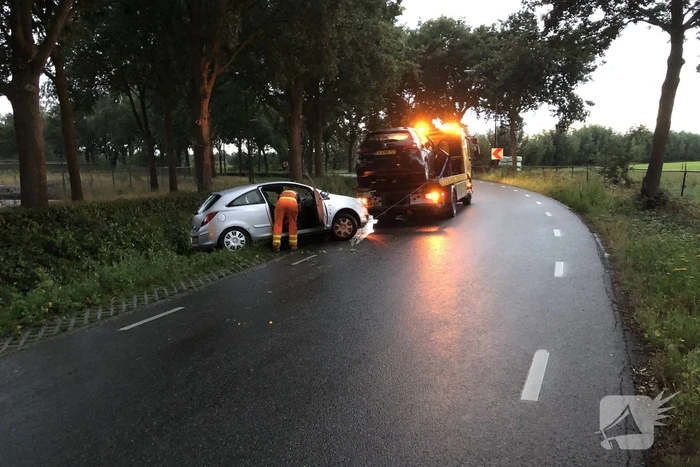 Auto raakt van de weg en belandt in sloot