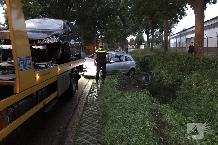 Auto raakt van de weg en belandt in sloot