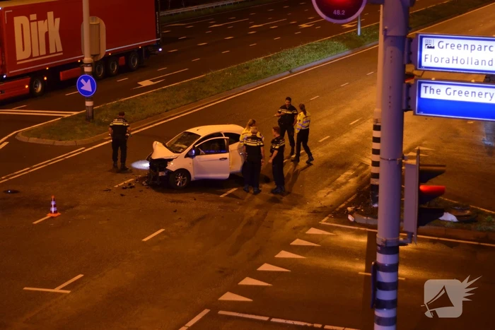 Automobilist borst frontaal op verkeerspaal