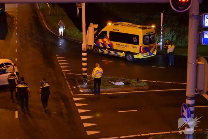 Automobilist borst frontaal op verkeerspaal