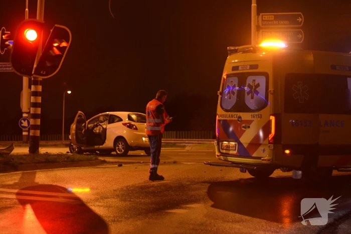 Automobilist borst frontaal op verkeerspaal