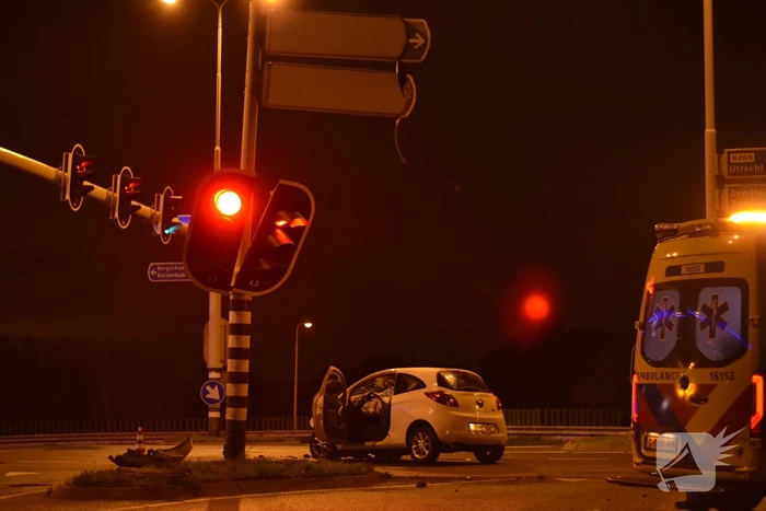 Automobilist borst frontaal op verkeerspaal