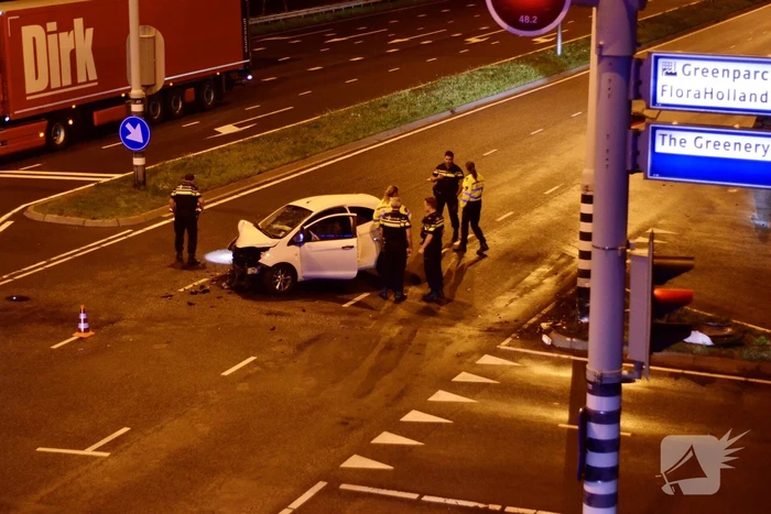 Automobilist borst frontaal op verkeerspaal