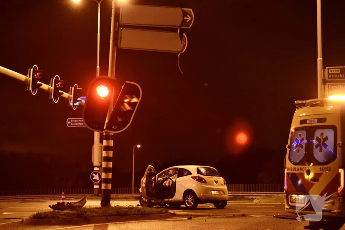 Automobilist borst frontaal op verkeerspaal
