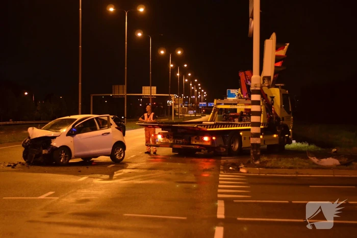 Automobilist borst frontaal op verkeerspaal