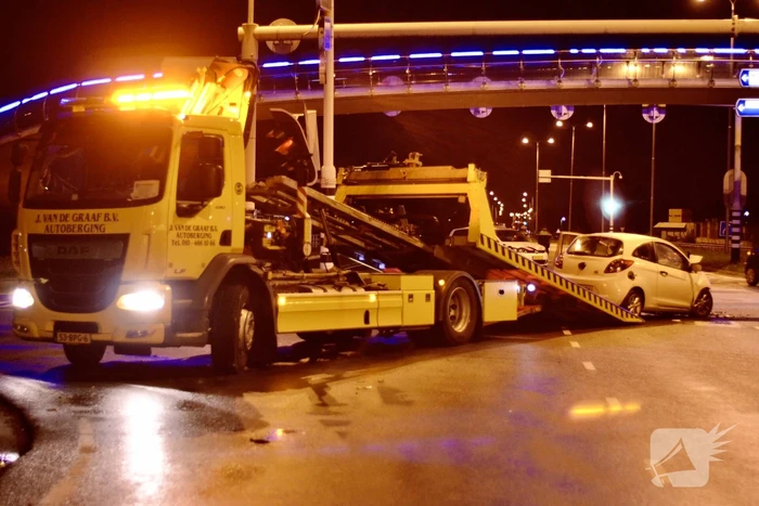 Automobilist borst frontaal op verkeerspaal