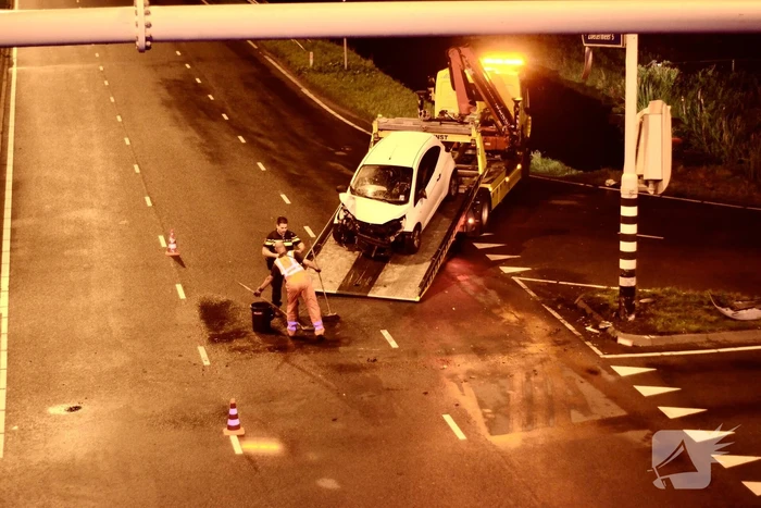 Automobilist borst frontaal op verkeerspaal