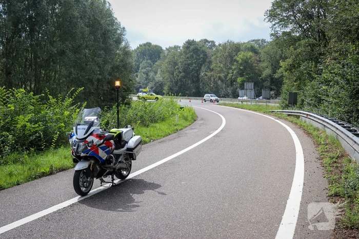 Vrachtwagenchauffeur rijdt met lading tegen viaduct