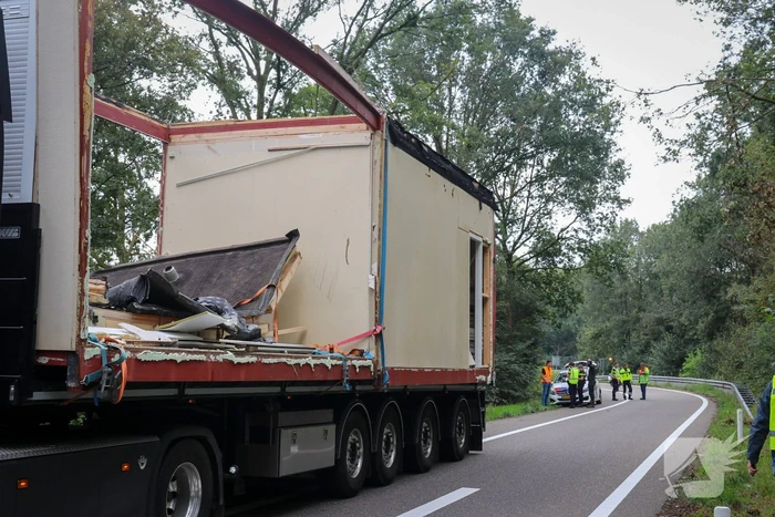 Vrachtwagenchauffeur rijdt met lading tegen viaduct