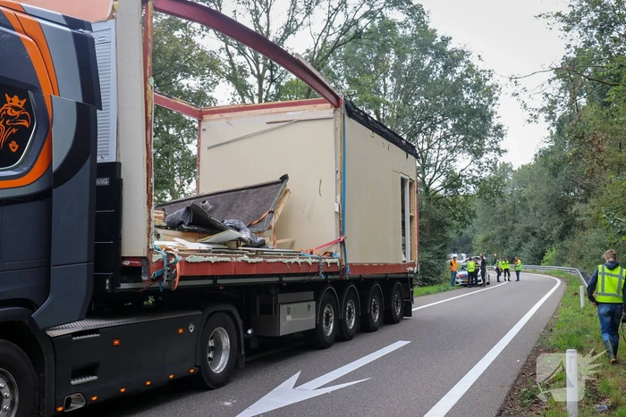 Vrachtwagenchauffeur rijdt met lading tegen viaduct