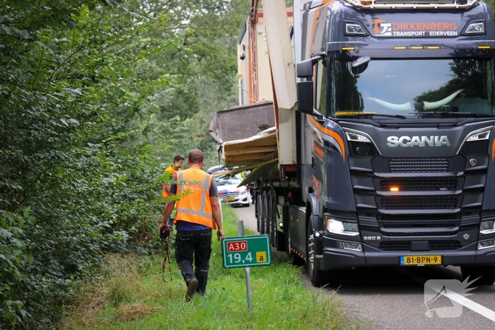 Vrachtwagenchauffeur rijdt met lading tegen viaduct