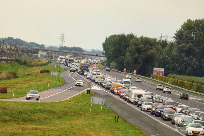 Drie auto's botsen op snelweg