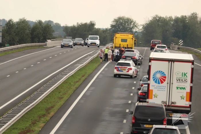 Drie auto's botsen op snelweg