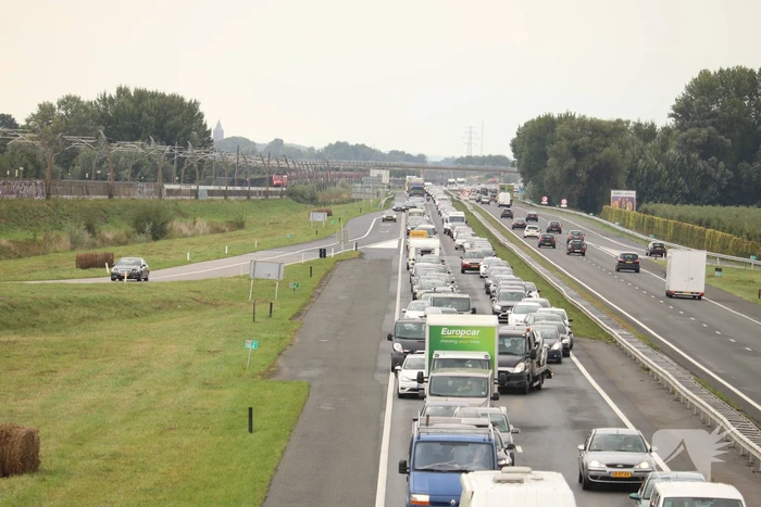 Drie auto's botsen op snelweg