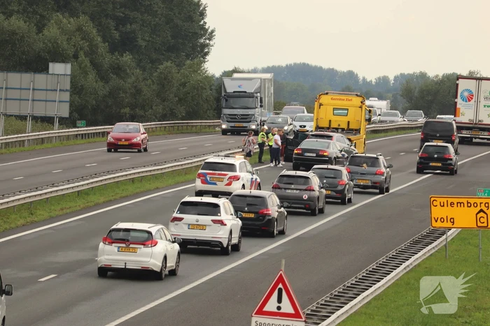 Drie auto's botsen op snelweg