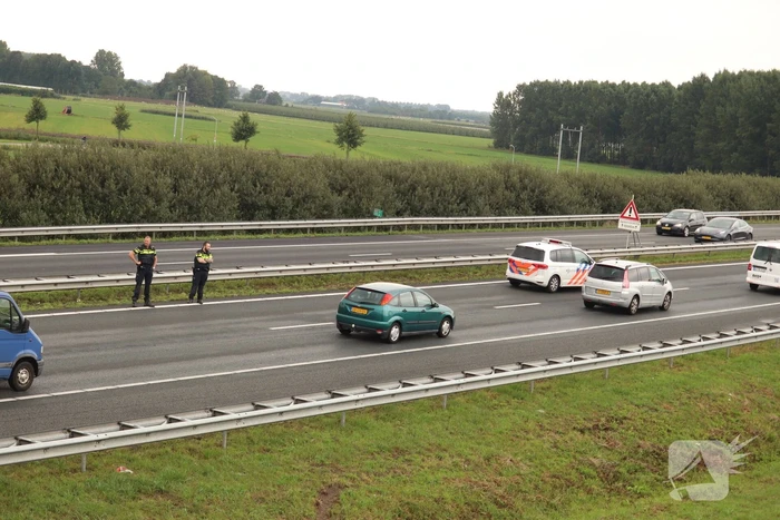 Drie auto's botsen op snelweg