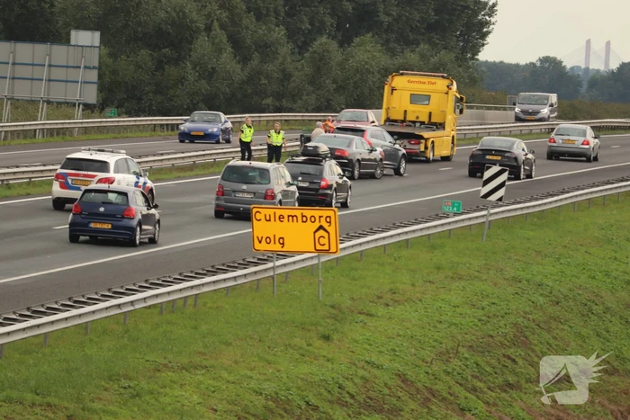 Drie auto's botsen op snelweg