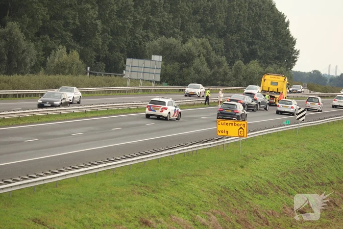 Drie auto's botsen op snelweg