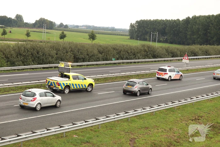 Drie auto's botsen op snelweg