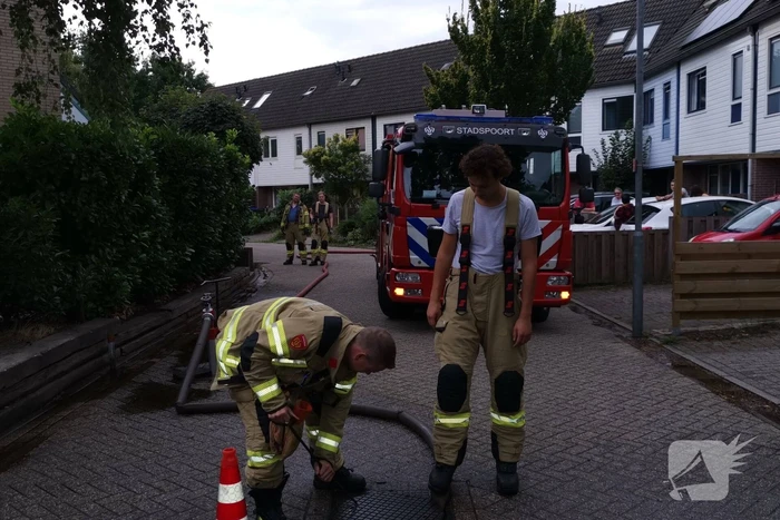 Brandweer spoelt riool na sterke terpentinelucht