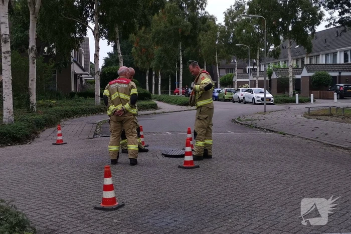 Brandweer spoelt riool na sterke terpentinelucht