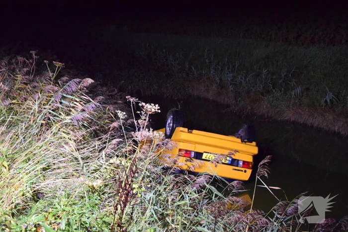 Auto belandt op de kop in het water