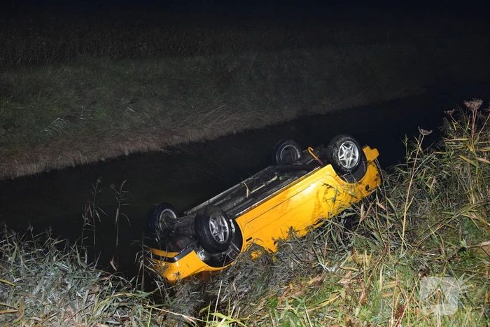 Auto belandt op de kop in het water