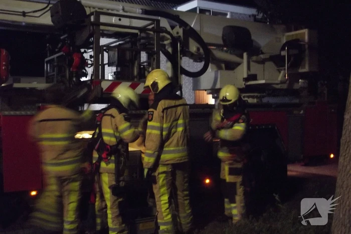 Brandweer veegt schoorsteen na brand
