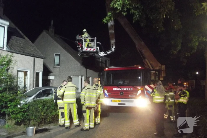 Brandweer veegt schoorsteen na brand