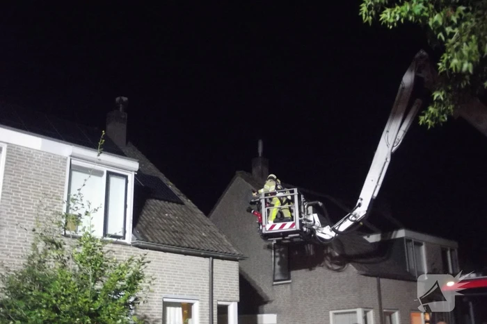 Brandweer veegt schoorsteen na brand