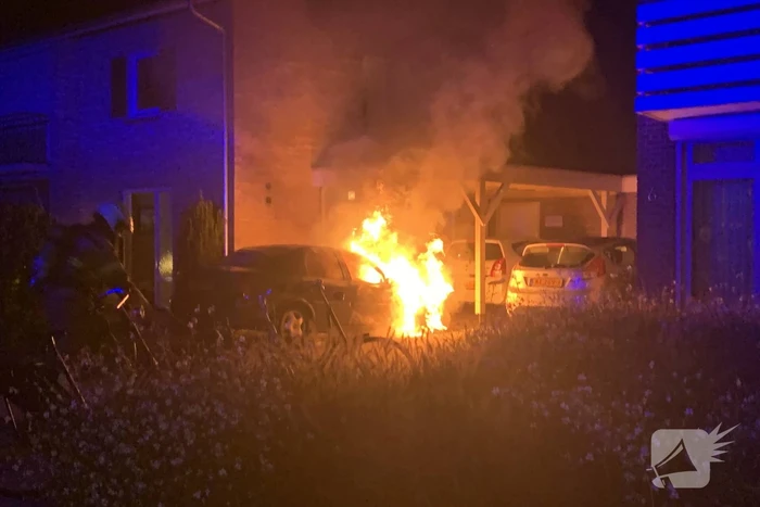 Felle autobrand onder carport