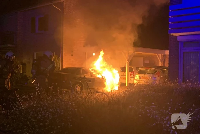 Felle autobrand onder carport