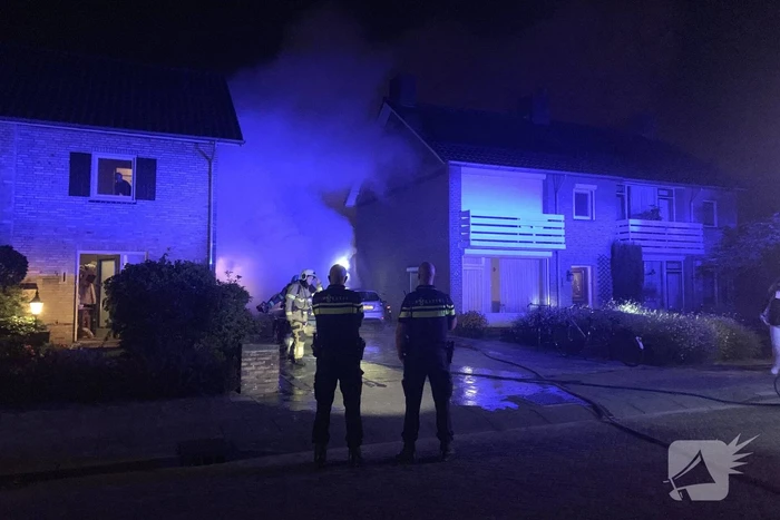 Felle autobrand onder carport