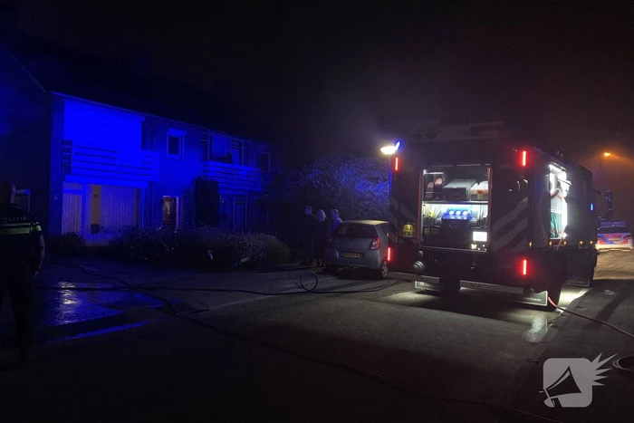 Felle autobrand onder carport
