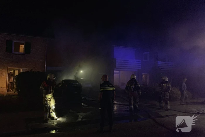 Felle autobrand onder carport