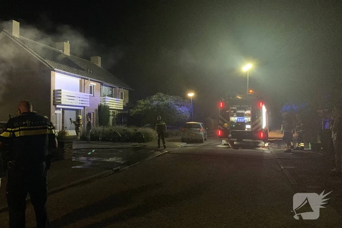 Felle autobrand onder carport