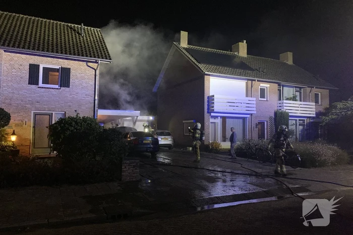 Felle autobrand onder carport