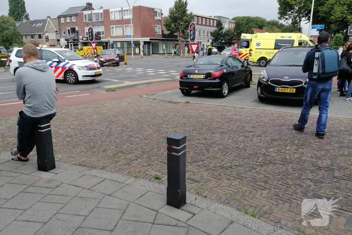 Veel schade bij aanrijding tussen twee auto's