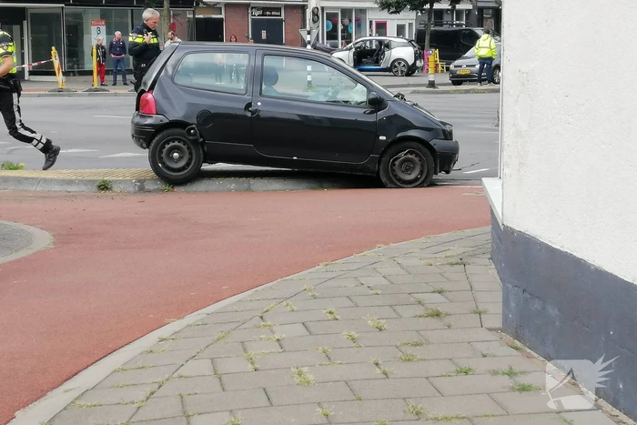 Veel schade bij aanrijding tussen twee auto's