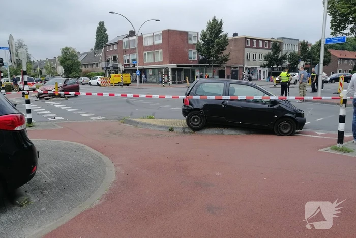 Veel schade bij aanrijding tussen twee auto's