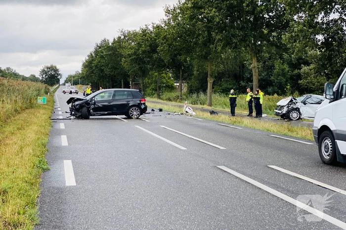 Twee zwaargewonden na frontale aanrijding